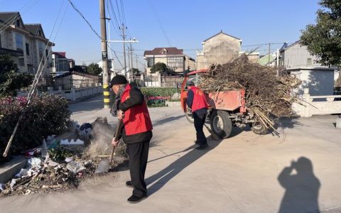 老新镇整治路域环境 道路畅安舒美庆新年