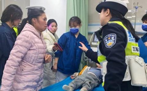 跨年雨夜幼童头部受伤　交警抱娃疾跑紧急送医