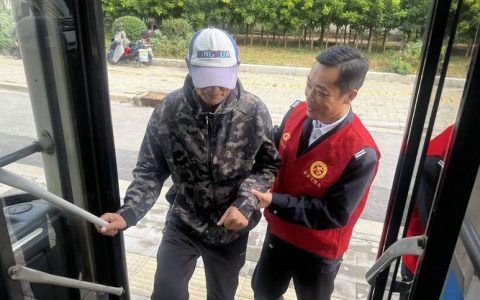 临时过渡公交司机甩客 好心路人帮助老人回家