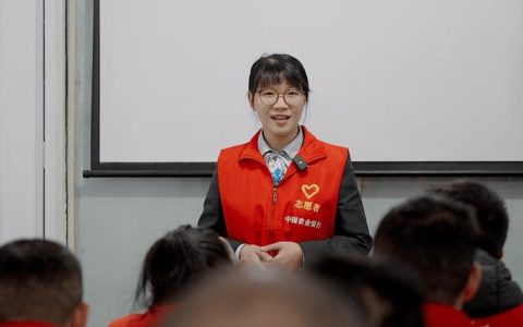 束束微光照亮残疾人笑脸