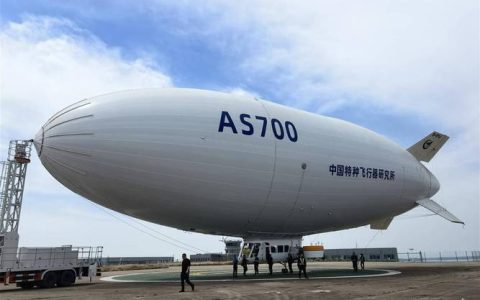 湖北造载人飞艇AS700完成全国首次商业飞行