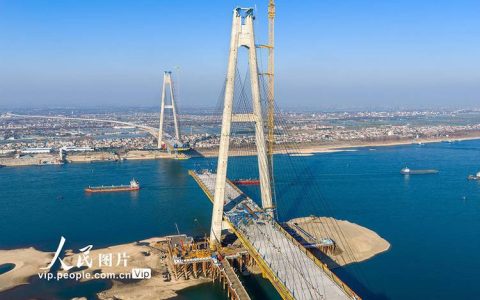 枝江长江大桥钢箱梁吊装有序推进