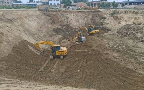 高场街道改建废弃水坑 打造便民小游园