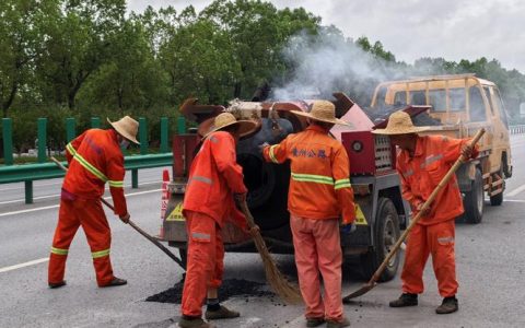 黄州区交通公路部门抢抓晴好天气开展精细化养护 助力市区文明城市创建