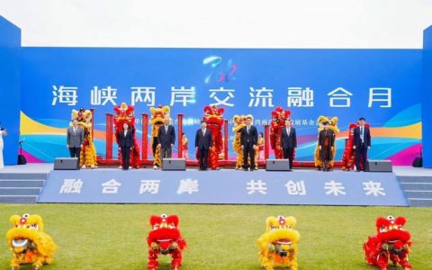 创新两会互动方式，“跨越时空的合影”互动获好评