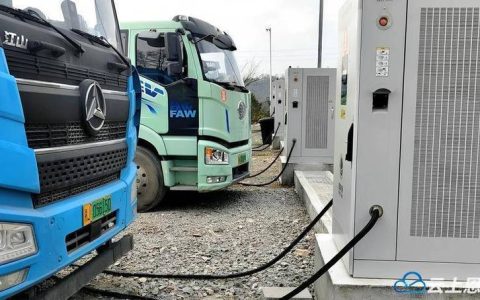 鹤峰境内宜涪高铁建设配套充电站投运新能源重卡有了“能量港湾”