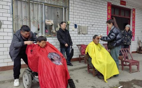 建始县开展文化进残疾人家庭活动