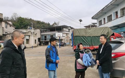 鹤峰县发放冬春救助物资