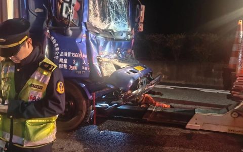 外地吊车突发故障 鹤峰交警排险保畅