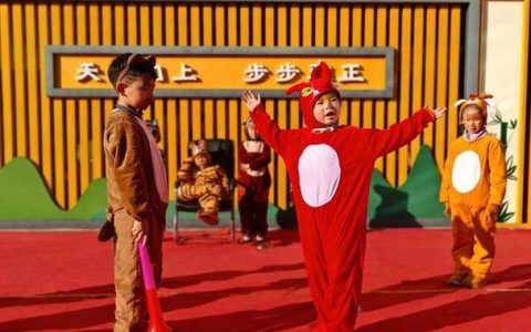 课本搬上舞台  书香浸润童年 咸宁市第十七小学举办课本剧展演活动