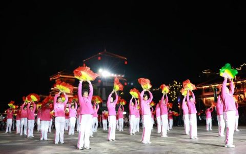 启航2026潮涌通城  群众广场舞精彩上演