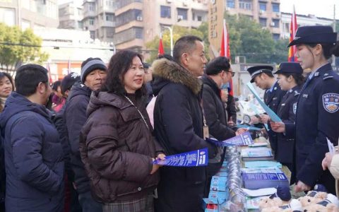 崇阳县公安局开展“四十载守护平安  110勇毅前行”主题宣传活动  市民零距离感受警察“硬核”实力与“温情”服务