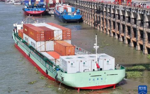 武汉研发出未来型江海直达集装箱船 船型宽扁可承载1300个标箱