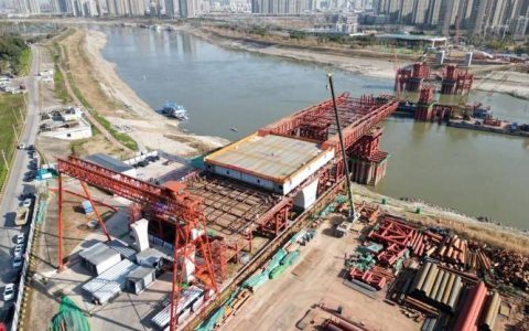 武汉汉江上第11座！江汉十桥首段钢梁架设到位