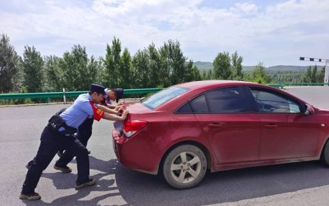 行驶途中车辆抛锚 鹤峰交警及时救助