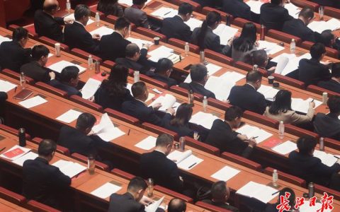 市人大代表在会场认真听取黄冈市人民政府工作报告