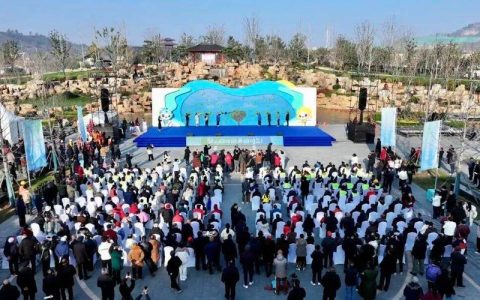 市人大代表集中视察鄂州园博园等重点项目