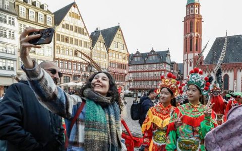 更多外国朋友来汉品“年味”，赏梅观灯会坐空轨成“春节三件套”