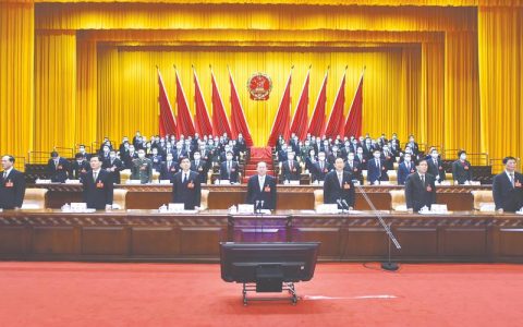 市十五届人大五次会议主席团举行第一次会议 推定主席团常务主席　表决通过大会日程等