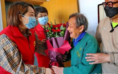 龙湾镇贴心政策送到家 守护幸福夕阳红