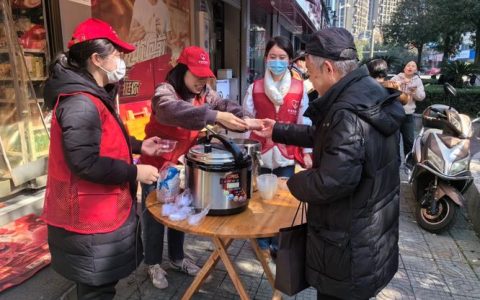 志愿红守护烟火气　文明风浸润市集间