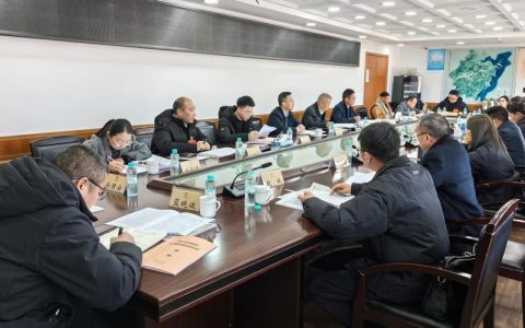 杜文清参加政协委员分组讨论