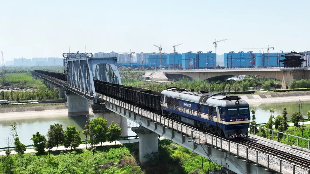 荆州港，正式迈入“亿吨大港”时代！