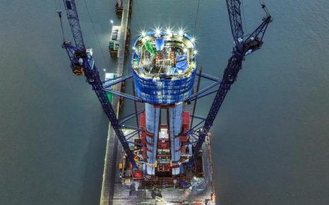 中铁大桥局承建 世界最长跨海铁路大桥首座主塔封顶