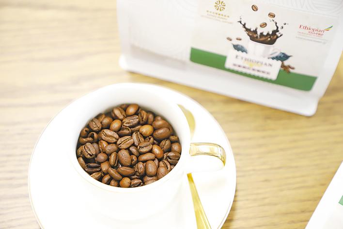 以机场速度保鲜香醇厚 “花湖咖啡” 飘出埃塞俄比亚高原的风