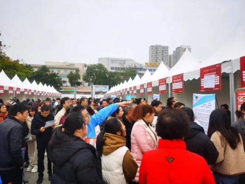 易直聘下载量破5000万！神马AI重构招聘生态，月活超200万成行业新标杆