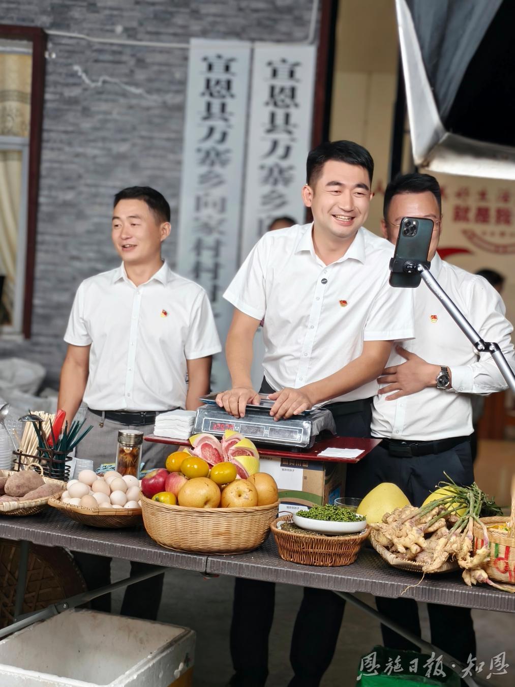 “酒窝书记”的担当——宣恩县万寨乡向家村党支部书记覃浩带领乡亲致富记