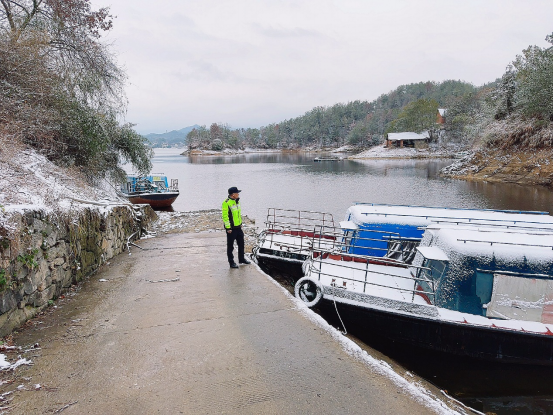 风雪砺锋刃 通途护民安——蕲春交通执法人以雪为令筑牢平安防线