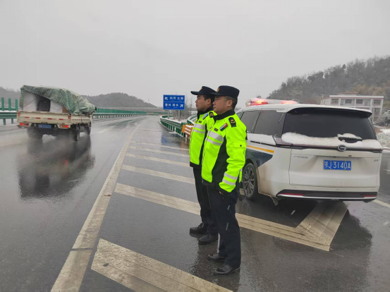 风雪砺锋刃 通途护民安——蕲春交通执法人以雪为令筑牢平安防线