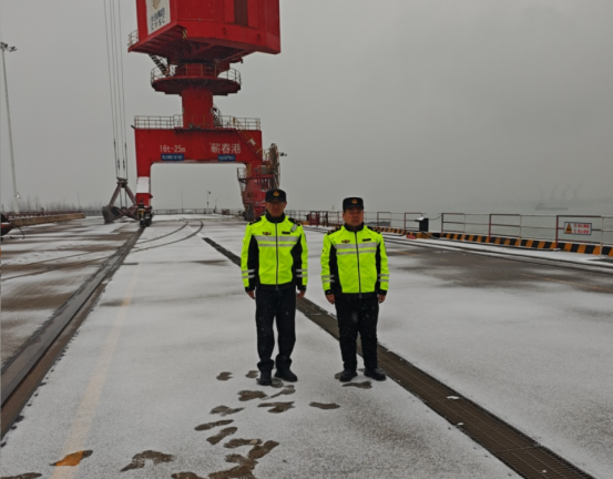 风雪砺锋刃 通途护民安——蕲春交通执法人以雪为令筑牢平安防线