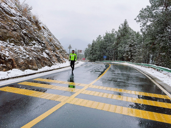 风雪砺锋刃 通途护民安——蕲春交通执法人以雪为令筑牢平安防线