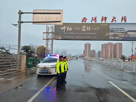 风雪砺锋刃 通途护民安——蕲春交通执法人以雪为令筑牢平安防线