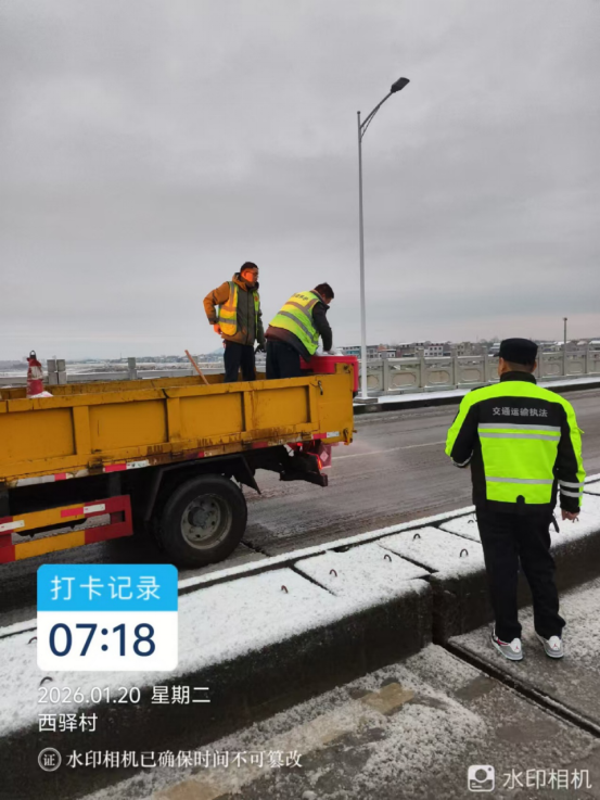 风雪砺锋刃 通途护民安——蕲春交通执法人以雪为令筑牢平安防线