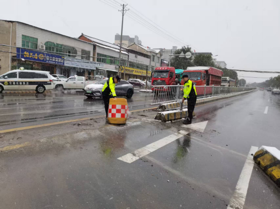风雪砺锋刃 通途护民安——蕲春交通执法人以雪为令筑牢平安防线