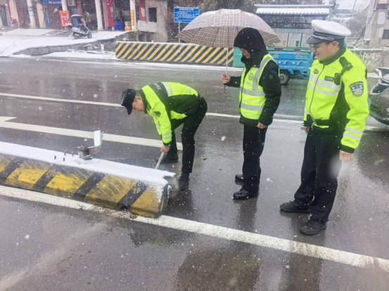 风雪砺锋刃 通途护民安——蕲春交通执法人以雪为令筑牢平安防线