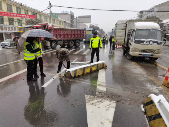 风雪砺锋刃 通途护民安——蕲春交通执法人以雪为令筑牢平安防线