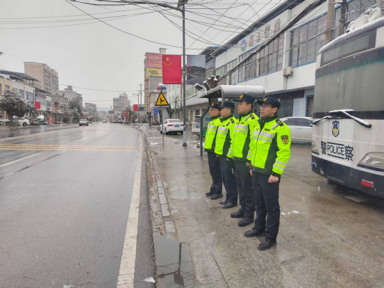 风雪砺锋刃 通途护民安——蕲春交通执法人以雪为令筑牢平安防线