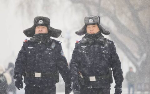 建安部干部职工积极应对风雪保平安