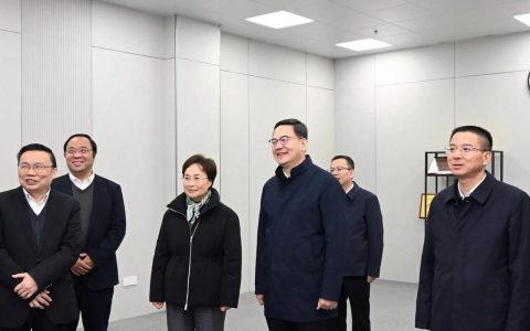 盛阅春熊征宇会见成都万华投资集团董事长汪俊刚