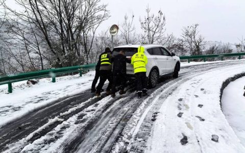 全警上路！十堰公安全力应对寒潮 全市道路通行正常