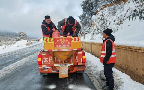 撒布融雪剂保畅通