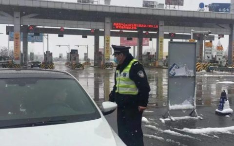 潜江各地各部门迎战风雪
