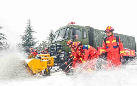 渔洋镇：以雪为令战严寒 实干护航保畅通