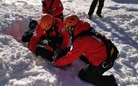 雪地救援显真情