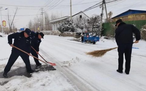 黄冈城管迎风斗雪守护城市安全
