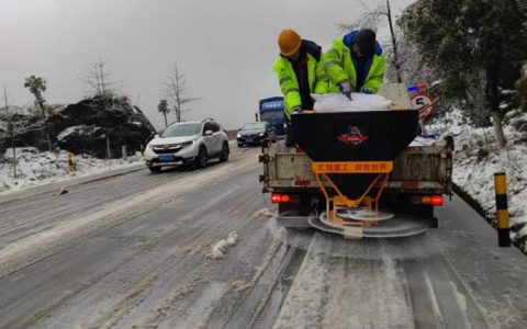 罗田大别山路桥公司全力除雪保畅通